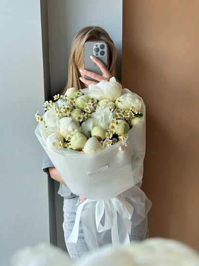 Белые пионы 15 шт с ромашками