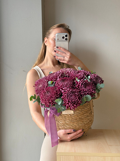 Плетеное кашпо с одноголовой хризантемой