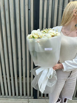 Белые пионы 15 шт с ромашками