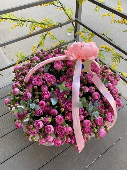 Корзина пионовидных кустовых роз