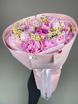 Розовые пионы 15 шт. с ромашками