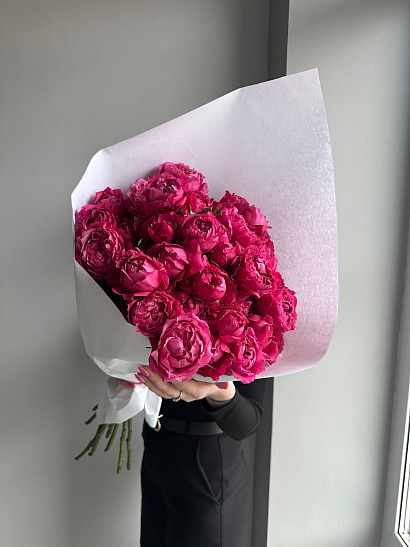 Охапка кустовой пионовидной розы Julieta Cerise 60 см